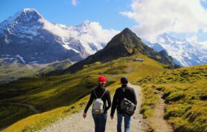 To mennesker går fjelltur i et nydelig område